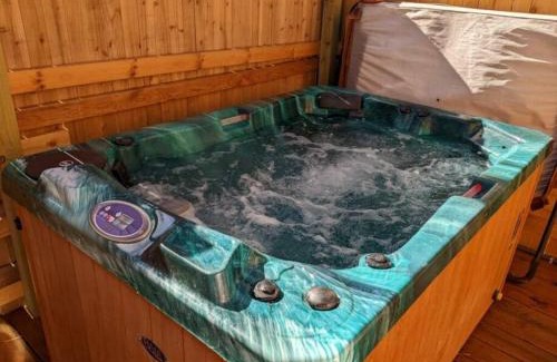 Ruidoso House | Roadrunner - Cozy Cabin - Whirlpool and Hot Tub