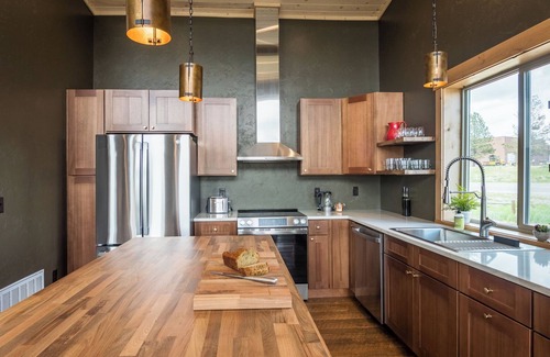 Cody Cabin | Roam (New!) Luxury cabin w/2 kings + queen, exclusive access to Grand Pergola w/fire pit & griddle