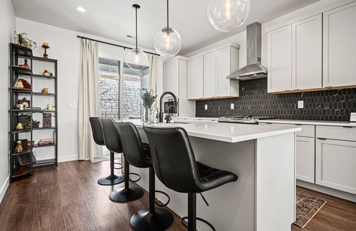 Mountain Green House | Roam Ski Den Perfect for two families (R0 5949)