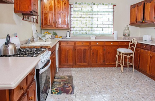 Crane corner House | Robbi's Beach House - Black River, St Elizabeth