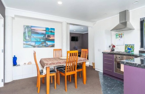 Raglan Apartment | Roberts St - Apartment (Downstairs) - 2BR 1Bath-2 bedroom holiday home