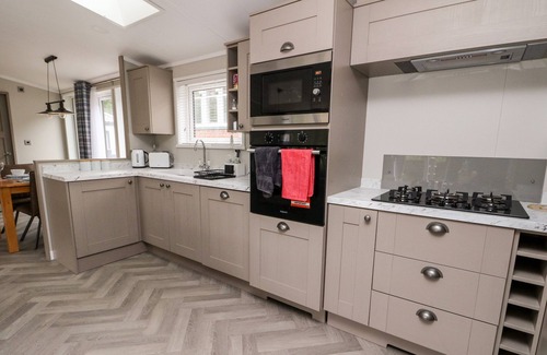 St Fillans Cottage | ROBIN LODGE, family friendly, with a garden in St Fillans