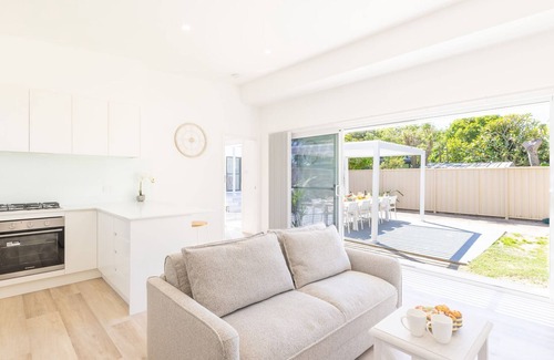 Anna Bay House | Robinson Retreat with Beach Bungalow, 3 Robinson St - air con, 2 kitchens, 6 bedrooms, 4 bathrooms