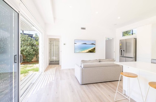 Anna Bay House | Robinson Retreat with Beach Bungalow, 3 Robinson St - air con, 2 kitchens, 6 bedrooms, 4 bathrooms