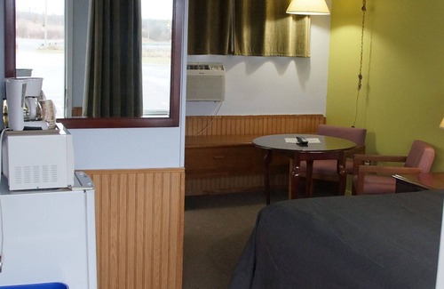 Otonabee-South Monaghan Hotel | Robyn's Motel