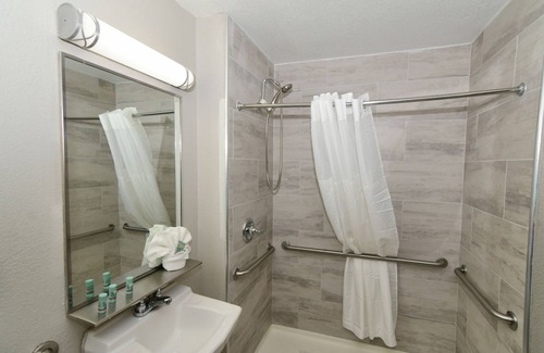 Marshalltown Hotel | Rock Island Inn & Suites Marshalltown