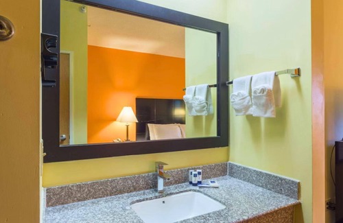 Streator Hotel | Rock Island Inn & Suites Streator IL