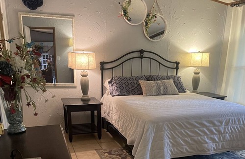 Lindale House | Rock'n D Ranch Country dream get away, setting on 12 acre's and lake.