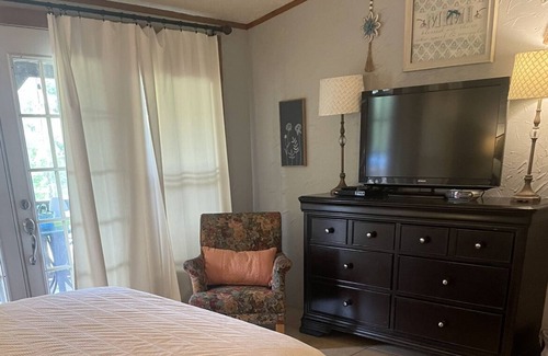 Lindale House | Rock'n D Ranch Country dream get away, setting on 12 acre's and lake.