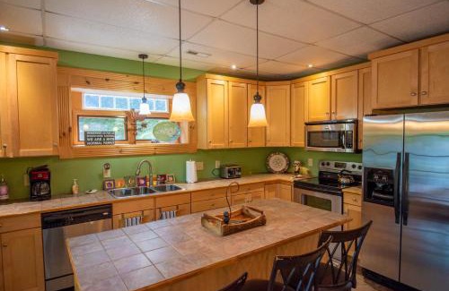 Buck Mountain House | Rock n Rhapsody - Blue Ridge Log Cabin - Minutes to West Jefferson - Fireplace - Foosball
