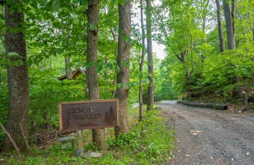 Buck Mountain House | Rock n Rhapsody - Blue Ridge Log Cabin - Minutes to West Jefferson - Fireplace - Foosball