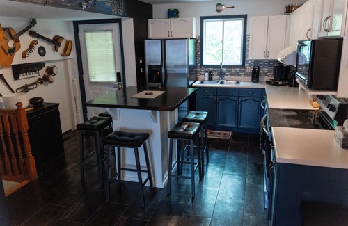 London House | Rock n’ Roll BnB w/Music Studio