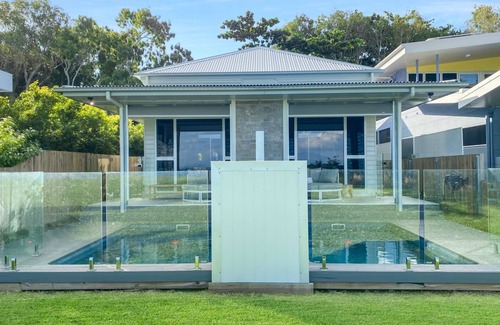 Picnic Bay Villa | Rock Salt Villa 2 Situated on the foreshore at Picnic Bay