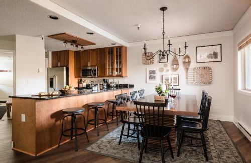 Peak 9 House | Rocker by AvantStay Gorgeous Ski-In Ski-Out Cabin in Heart of Breck