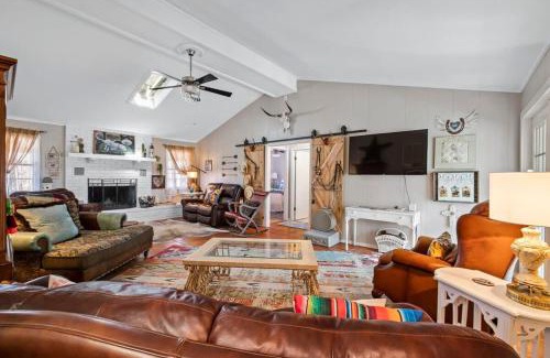 Fredericksburg House | Rocky Creek Retreat - 3 Bedroom Firepit