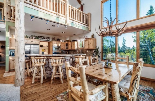 Jefferson House | Rocky Mountain log chalet close to national forest and gold metal fishing.