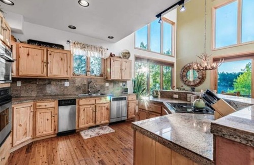 Jefferson House | Rocky Mountain log chalet close to national forest and gold metal fishing.