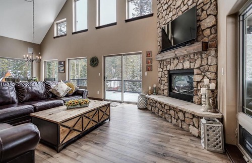 Blue River House | Rocky Mountain Place - Stunning Mountain Views with Private Hot Tub! Near Breckenridge