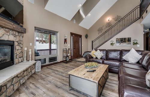 Blue River House | Rocky Mountain Place - Stunning Mountain Views with Private Hot Tub! Near Breckenridge