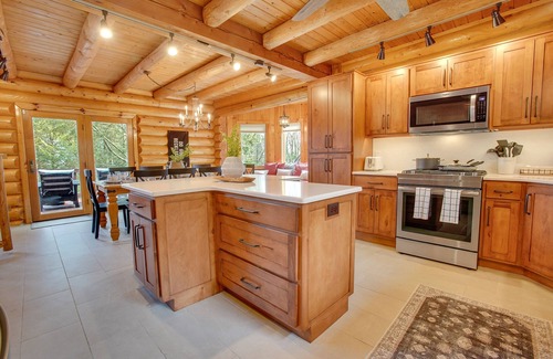 Wapwallopen Cabin | Rocky Top Cabin | Mtn Views w/ HOT TUB + Pool!