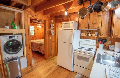 West Jefferson Cabin | Rocky Top - New Listing! - Cozy Cabin - Hot Tub - Dog Friendly