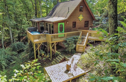 West Jefferson Cabin | Rocky Top - New Listing! - Cozy Cabin - Hot Tub - Dog Friendly