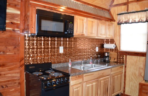 Hughes County Cabin | Rocky Top Winery Cabin #2