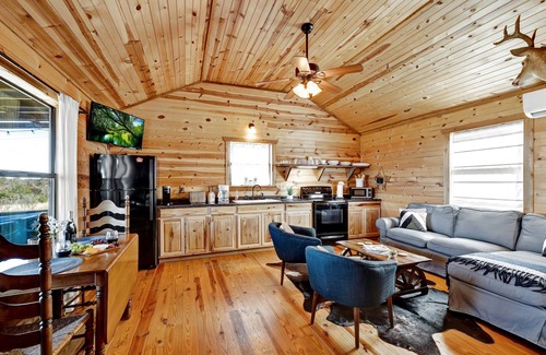 Fredericksburg Cabin | Rockyridge Cabin-hill Country Views-20 min to Fred