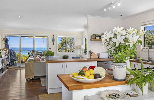 Manyana House | Rockys beach house on the waterfront