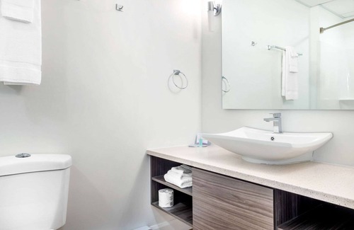 Amos Hotel | Rodeway Inn