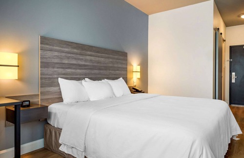 Amos Hotel | Rodeway Inn