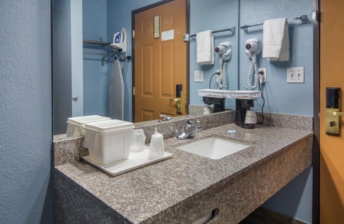 Original Town Hotel | Rodeway Inn Carrollton I-35E