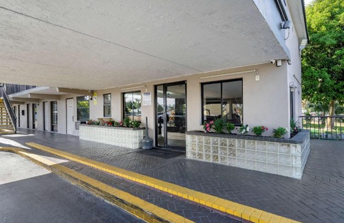 Clearwater Hotel | Rodeway Inn Clearwater-Dunedin