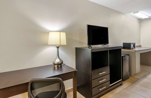 Clearwater Hotel | Rodeway Inn Clearwater - Dunedin