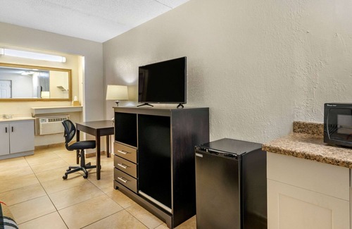 Clearwater Hotel | Rodeway Inn Clearwater - Dunedin