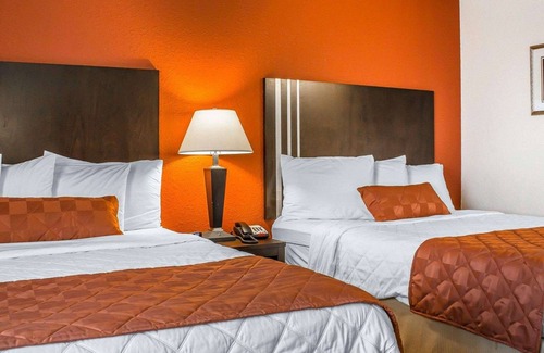 West Okoboji Hotel | Rodeway Inn Milford