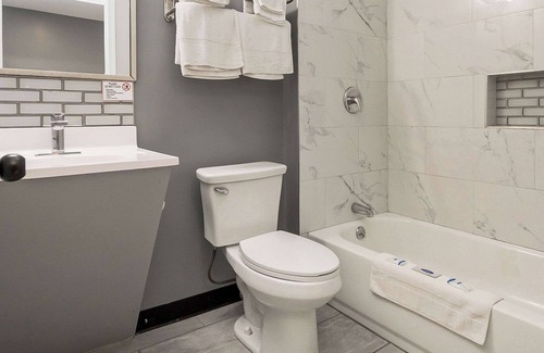 Moosic Hotel | Rodeway Inn Moosic - Scranton