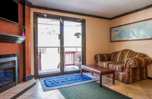Brunswick Hotel | Rodeway Inn & Suites Brunswick near Hwy 1