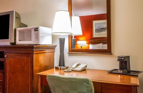Brunswick Hotel | Rodeway Inn & Suites Brunswick near Hwy 1