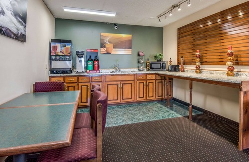 East Dublin Hotel | Rodeway Inn & Suites