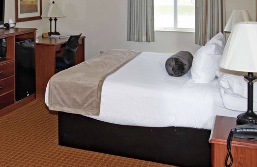 Hoisington Hotel | Rodeway Inn & Suites