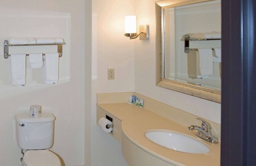 Hoisington Hotel | Rodeway Inn & Suites