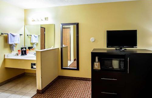Monticello Hotel | Rodeway Inn & Suites
