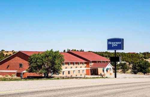 Monticello Hotel | Rodeway Inn & Suites