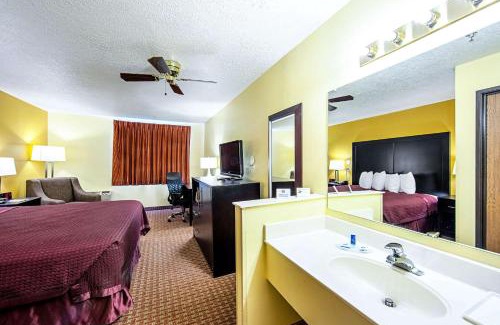 Monticello Hotel | Rodeway Inn & Suites