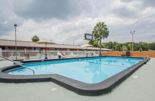 Cypress Gardens Hotel | Rodeway Inn & Suites Winter Haven Chain of Lakes