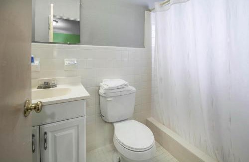 Cypress Gardens Hotel | Rodeway Inn & Suites Winter Haven Chain of Lakes