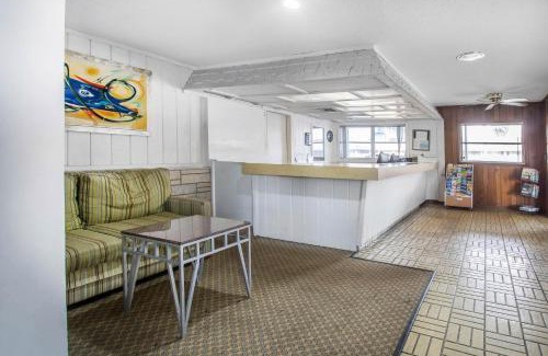 Cypress Gardens Hotel | Rodeway Inn & Suites Winter Haven Chain of Lakes