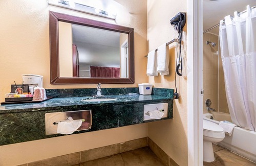 Bushnell Hotel | Rodeway Inn