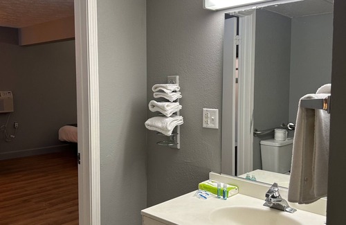 Emporia Hotel | Rodeway Inn
